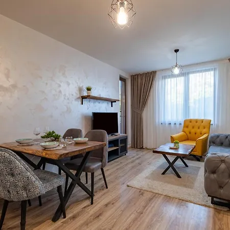 Stylish With Free Public Parking Apartment Warna