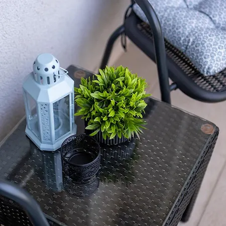 Apartment Stylish With Free Public Parking Warna