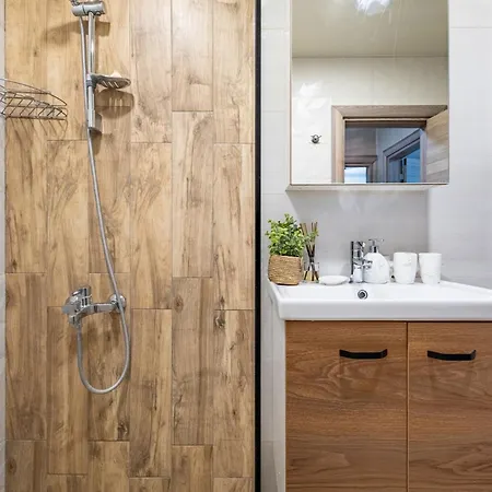 Stylish With Free Public Parking Apartment *