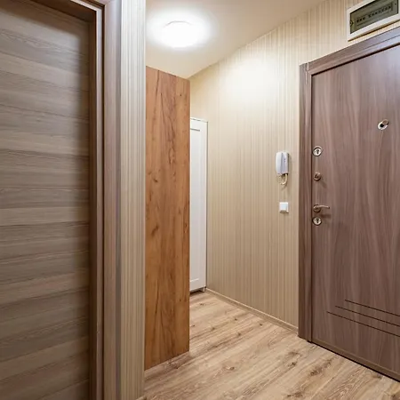 Apartment Stylish With Free Public Parking Warna