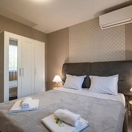 Stylish With Free Public Parking Apartment *