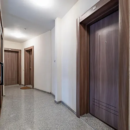 Apartment Stylish With Free Public Parking Warna