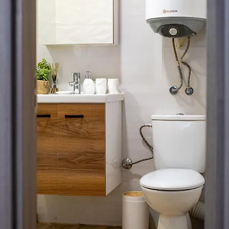 Stylish With Free Public Parking Apartment