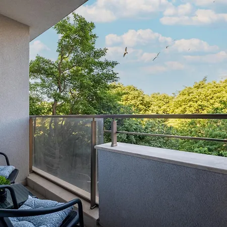 Stylish With Free Public Parking Apartment *